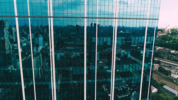 Αεροφωτογραφία των παραθύρων ουρανοξύστη και του δρόμου - Πλάνα, βίντεο