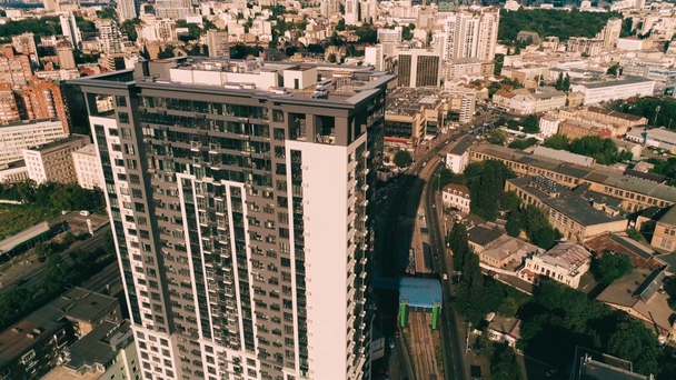 Αεροφωτογραφία της πρόσοψης ουρανοξύστη και κατοικημένη περιοχή - Πλάνα, βίντεο