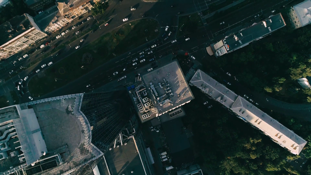 Vista dall'alto di tetti edilizi e strade trafficate - Filmati, video