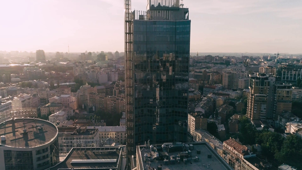 Antenni näkymä kaupunkikuva horisonttiin ja pilvenpiirtäjä - Materiaali, video