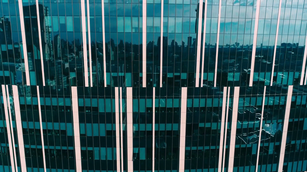 Pencereli gökdelenin havadan görüntüsü - Video, Çekim