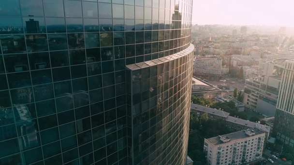 Αεροφωτογραφία του σύγχρονου ουρανοξύστη στην πόλη - Πλάνα, βίντεο