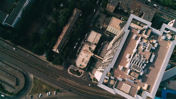 Blick von oben auf Wolkenkratzerdach und Verkehrsstraßen - Filmmaterial, Video