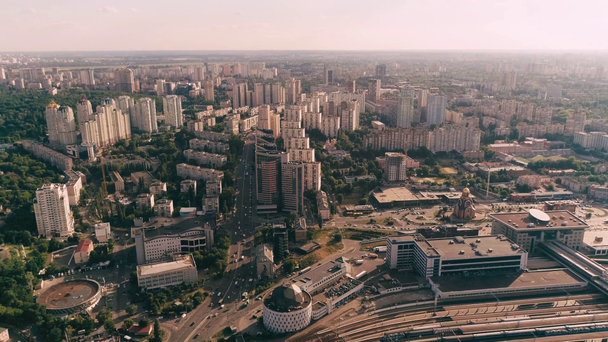 Вид с воздуха на городской пейзаж днем - Кадры, видео