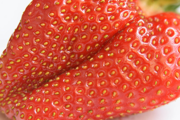 Dulce fresa deliciosa sobre fondo claro, vista cercana - Foto, imagen