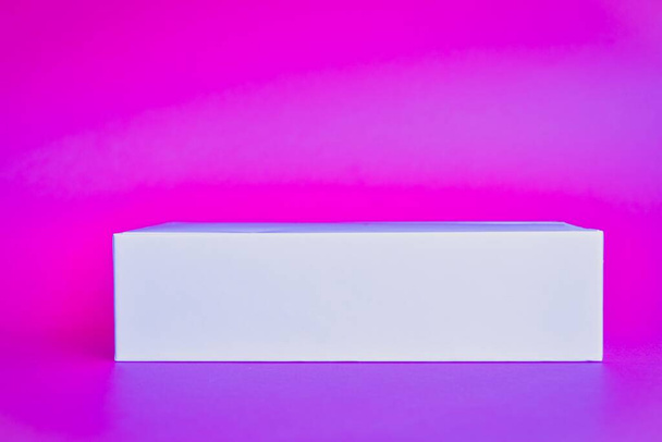 Rettangolo vuoto astratto. Il podio in un luminoso sfondo rosa al neon palcoscenico chiaro per il minimo di questo contenuto del layout banner pubblicitario del prodotto. - Foto, immagini