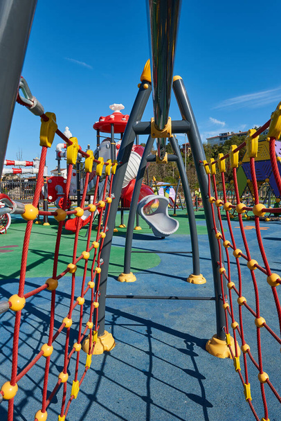 Parque infantil moderno decorativo y nuevas diapositivas de estilo con columpio. - Foto, Imagen