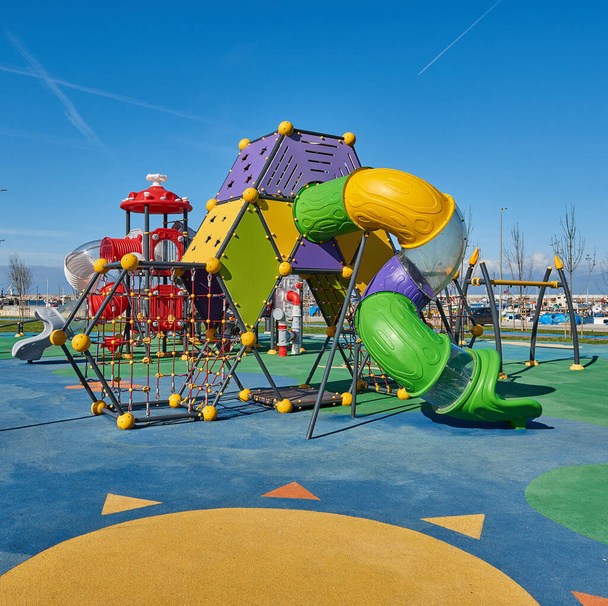 Μοντέρνο παιδικό πάρκο διακοσμητικό και νέο στυλ διαφάνειες με κούνια. - Φωτογραφία, εικόνα