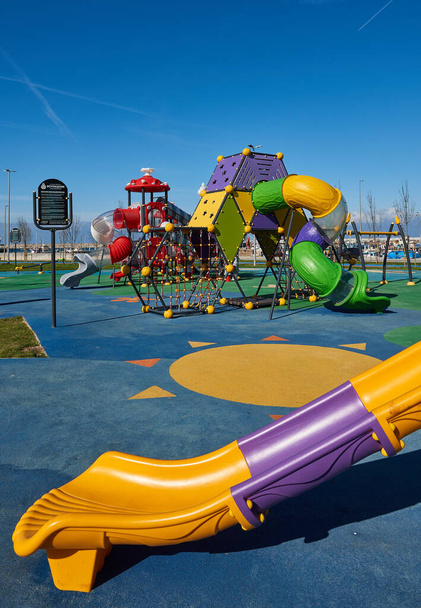 Сучасний дитячий парк декоративні і нові стилі слайди з гойдалками
. - Фото, зображення