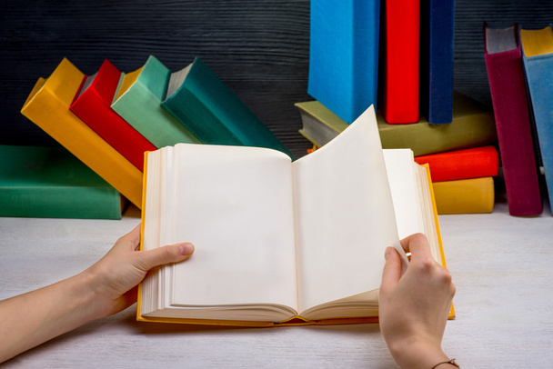lukeminen kirja valkoinen pöytä toinen väri kirjoja backgrou
 - Valokuva, kuva