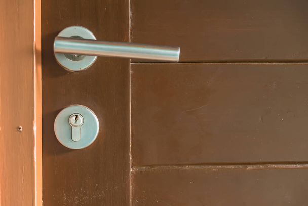 Cerradura y manija de puerta en puerta de madera maciza. - Foto, imagen