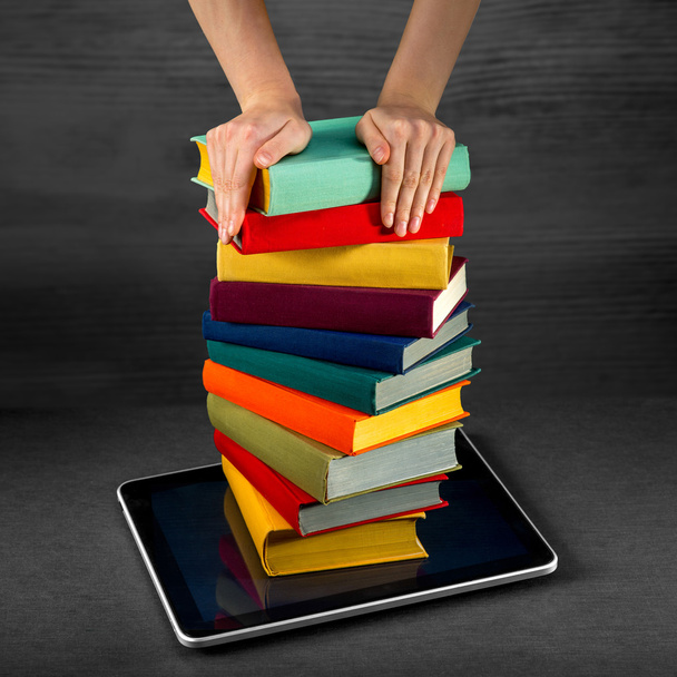 zetten of download kleurrijke boeken aan de tablet - Foto, afbeelding