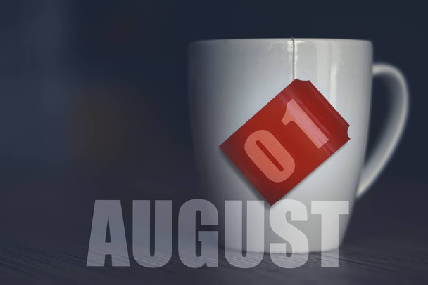 1 de agosto. Día 1 del mes, taza de té con fecha en la etiqueta de la bolsa de té. verano mes, día del año concepto. - Foto, Imagen