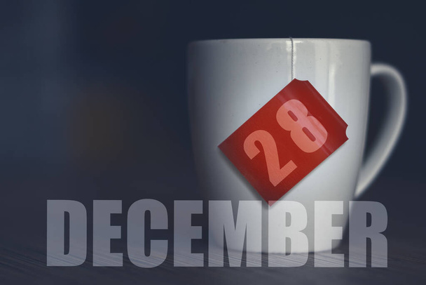 28 de diciembre. Día 28 del mes, taza de té con fecha en la etiqueta de la bolsa de té. invierno mes, día del año concepto. - Foto, Imagen