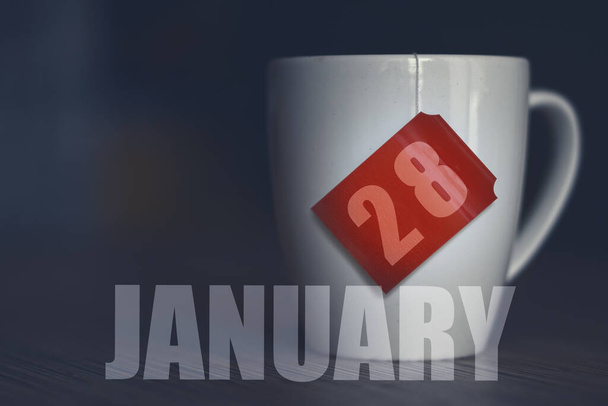 28 januari. Dag 28 van de maand, Theekop met datum op etiket van theezakje. wintermaand, dag van het jaar concept. - Foto, afbeelding