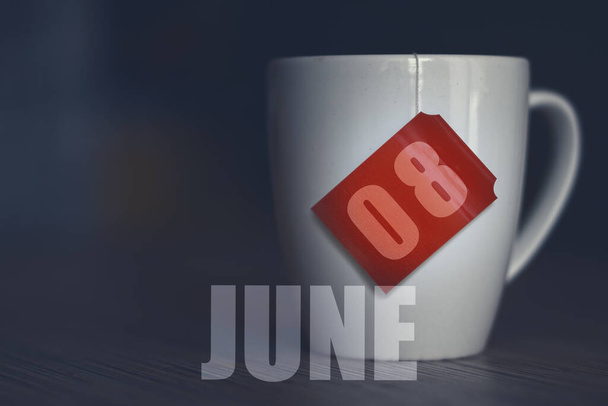8 Haziran. Ayın 8 'inde çay fincanı çay poşetinden alınmış etiketli. Yaz ayı, yılın günü konsepti.. - Fotoğraf, Görsel