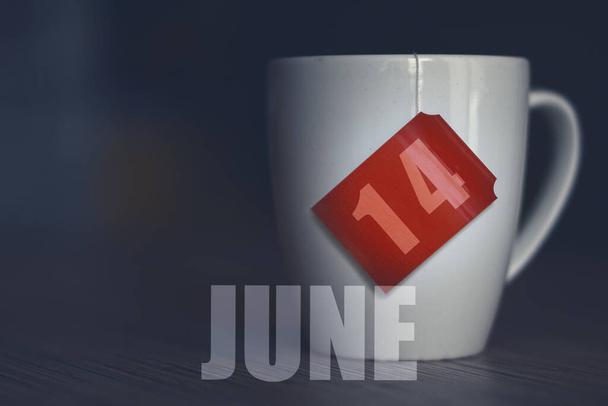 14 Haziran 'da. Ayın 14 'ünde çay fincanı çay poşetinden alınmış etiketli. Yaz ayı, yılın günü konsepti.. - Fotoğraf, Görsel