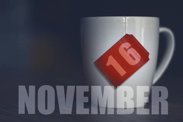 16 de Novembro. Dia 16 do mês, xícara de chá com data no rótulo do saco de chá. outono mês, dia do conceito de ano. - Foto, Imagem