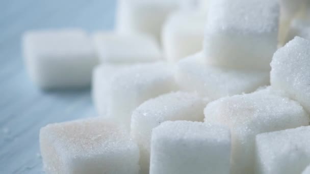 Detailní záběr bílého cukru ve tvaru kostky na stůl  - Záběry, video