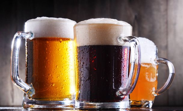 Composición con vasos de cerveza de varios tipos - Foto, imagen