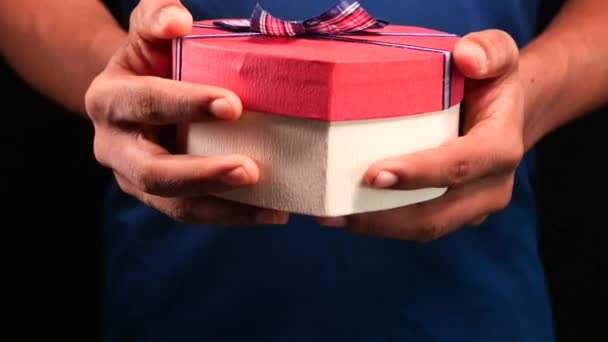 Közelkép kézen tartó szív alakú ajándék doboz  - Felvétel, videó