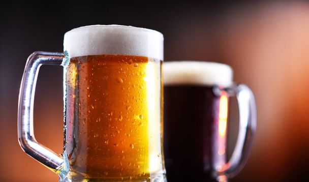 様々な種類のビールのグラスで構成。 - 写真・画像