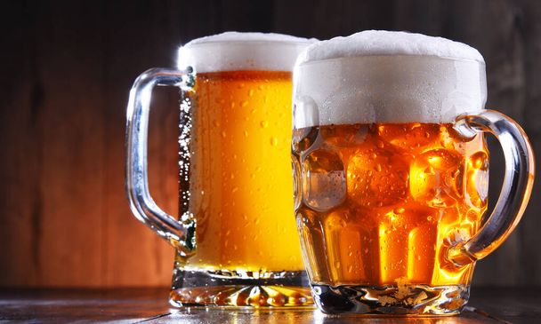 Σύνθεση με ποτήρια μπύρας διαφόρων ειδών - Φωτογραφία, εικόνα
