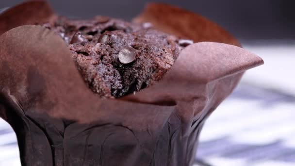 Close-up de Muffins na Mesa Isolado em preto, - Filmagem, Vídeo