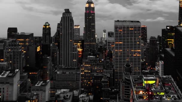 Lecąc tyłem nad budynkami Manhattanu, Nowy Jork o wschodzie słońca w czerni i bieli - Materiał filmowy, wideo
