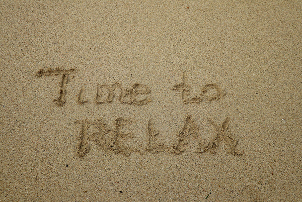 Zeit zum Entspannen, Konzept am Sandstrand geschrieben. - Foto, Bild