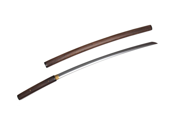Японский меч показывает лезвие с деревянными ножницами на белом фоне. Этот японский меч называется "Ширасая". - Фото, изображение