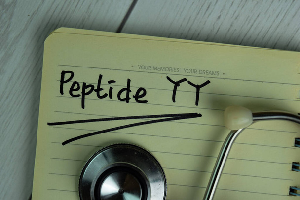 Peptide YY γράψει σε ένα βιβλίο που απομονώνονται στο γραφείο. - Φωτογραφία, εικόνα