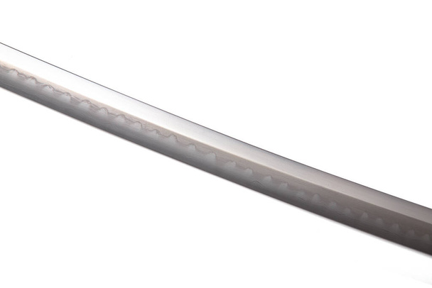 Japán kard penge (Kínában készült) fehér alapon. Puha fókusz A kovács kovácsolt több redők, amíg több réteg alakult. Tisztán látható a felszínen.. - Fotó, kép