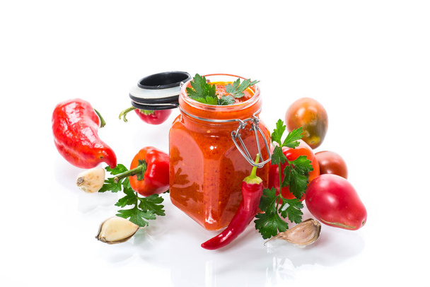 Свежий натуральный домашний соус из перца, помидоров и других овощей в стеклянной банке - Фото, изображение