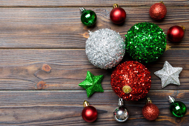 Creatieve set nieuwjaarskerstballen en decoraties op houten ondergrond. Bovenaanzicht van het kerstconcept. Kopieerruimte. - Foto, afbeelding