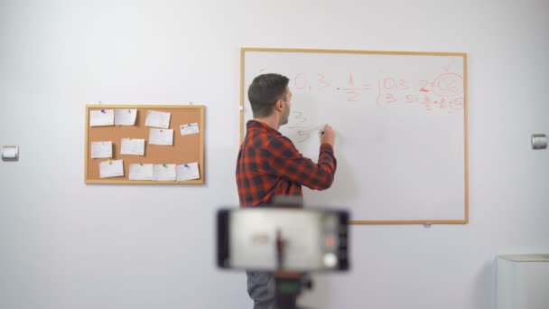 Europeo giovane Insegnante online Live Math Insegnamento parlando sulla macchina fotografica - Filmati, video