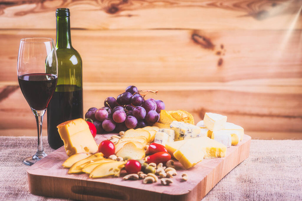 cheese platter and wine - a light snack - Fotoğraf, Görsel