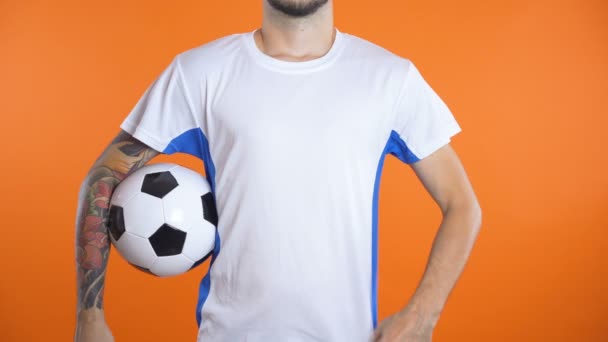 Boş futbol tişörtlü adam reklamını gösteriyor. - Video, Çekim