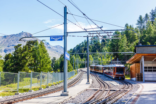 スイスの山岳列車はアルプスを越え、山の中の鉄道は - 写真・画像