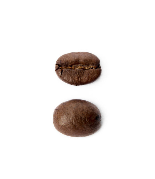 Pražená kávová zrna izolované na bílém pozadí - Fotografie, Obrázek