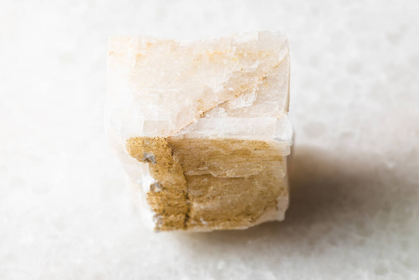 close-up de amostra de mineral natural da coleção geológica - áspero Calcite rock sobre fundo de mármore branco - Foto, Imagem