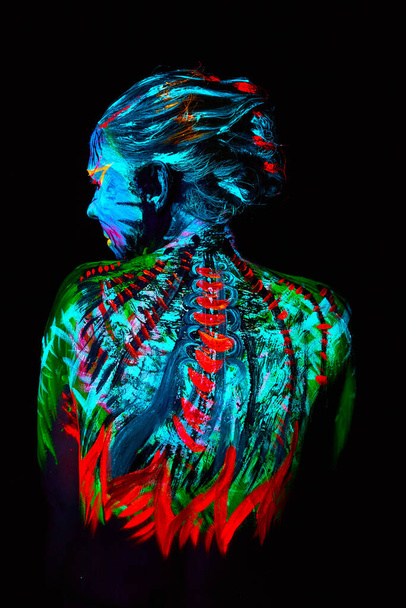 neon verf creatief gloeiend UV portret - Foto, afbeelding