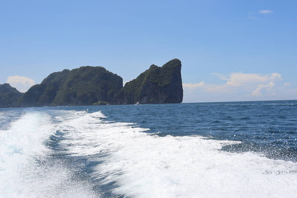 olas de fondo y salpicaduras, paseo en lancha rápida cerca de las islas tropicales en el océano en Asia - Foto, imagen