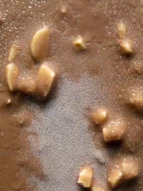 Zeitraffer eines schmelzenden Schokoladen-Vanille-Eis - Filmmaterial, Video