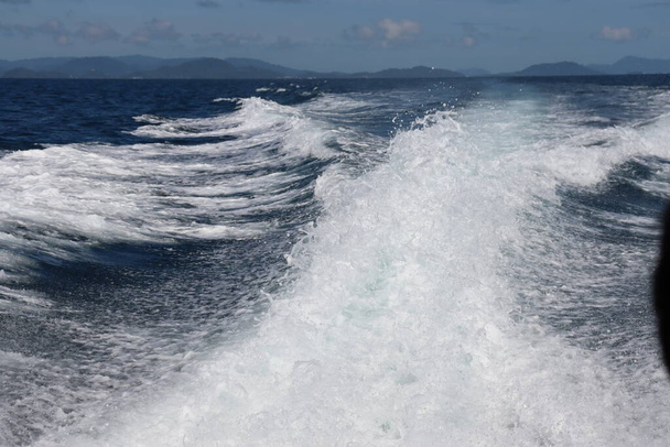 фонові хвилі і бризки, швидкісна прогулянка на човні біля тропічних островів в океані в Азії
 - Фото, зображення