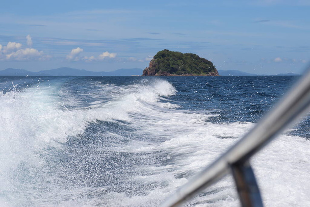 olas de fondo y salpicaduras, paseo en lancha rápida cerca de las islas tropicales en el océano en Asia - Foto, imagen