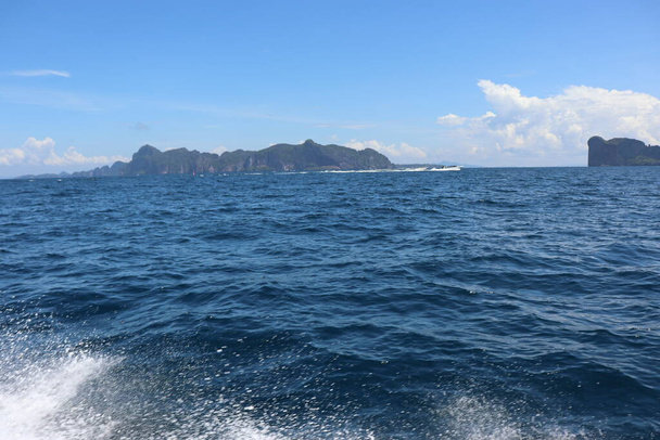 onde di fondo e spruzzi, giro in motoscafo vicino alle isole tropicali in mare in Asia - Foto, immagini