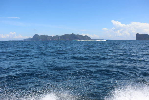 фонові хвилі і бризки, швидкісна прогулянка на човні біля тропічних островів в океані в Азії
 - Фото, зображення