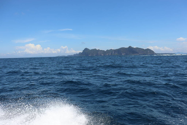 achtergrond golven en plons, speedboot rit in de buurt van tropische eilanden in de oceaan in Azië - Foto, afbeelding