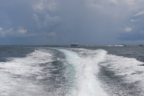 onde di fondo e spruzzi, giro in motoscafo vicino alle isole tropicali in mare in Asia - Foto, immagini